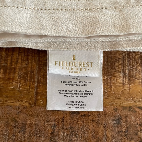 Fieldcrest Luxury Table Runner - Picture 4 of 4